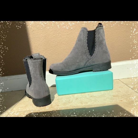 Brand new, never worn. Size 9 - Picture 2 of 2